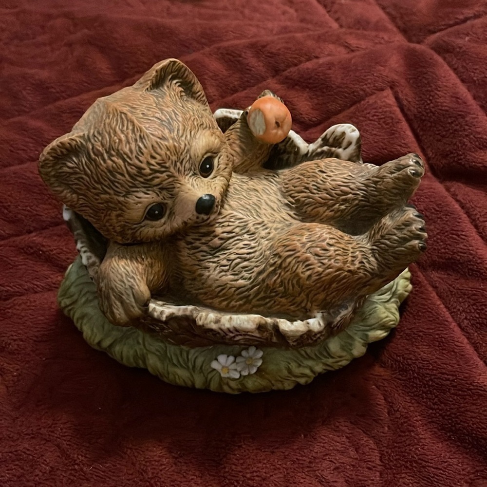 Vintage Homco 1986 Masterpiece Porcelain Baby Bear‎ with Apple broken flower.